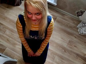 Plongez dans l'intimité de cette belle blonde et découvrez ses