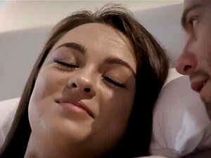 Mari baise sa maîtresse à côté de sa femme malade