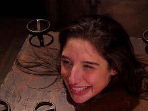 Bondage mignonne qui avale profondément et se fait enculer. Bondage