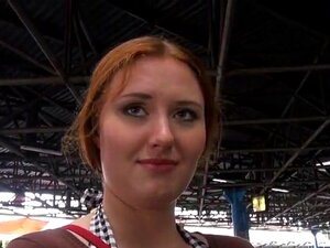 Une Eurobabe aux gros seins en bas résille se fait percer pour de