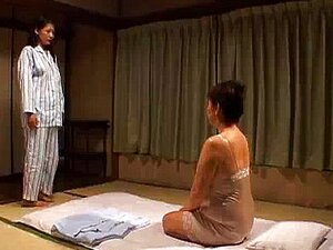 Une nihonjin mature joue avec une bombe chaude