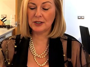 Découvrez une séduisante blonde mature qui se donne à fond pour