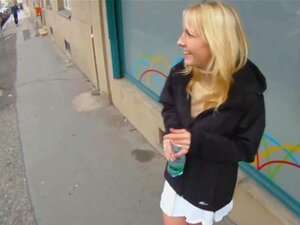 Une nana tchèque ramassée fait une pipe en public