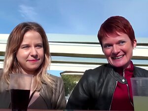 Emeline et Mélanie s’amusent avec un gode-ceinture avant de prendre