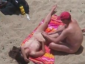 AmateursSexe sur la plage, cheveux bruns, cheveux longs, trous à