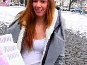 La salope tchèque Dominika montre ses seins en public puis se fait