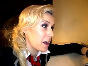 Sexy écolière se fait baiser par son professeur dans un plan à