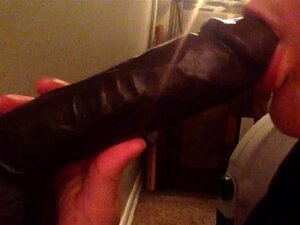 Amateur BBC suce un gode