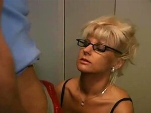 La belle-tante Vicki suce son beau-neveu