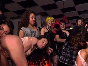 Orgie avec baise et éjaculations faciales dans un bar public. Des