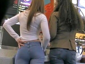 Chiche avec un cul délicieux se faisant filmer au super marché, Elle