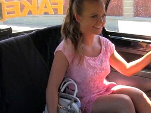 Une nana tchèque aux gros seins baise dans un faux taxi londonien