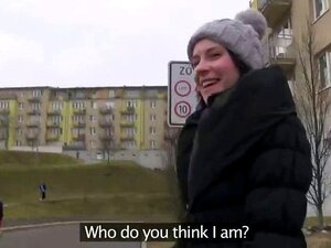 Une brune baise en collants noirs en plein air. La pornstar brune