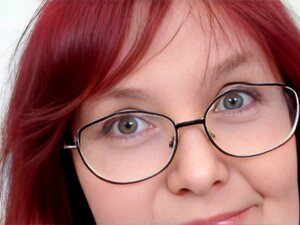 MILF rousse aux seins naturels étire sa chatte poilue