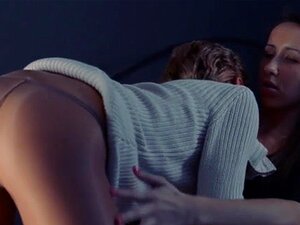 Playgirl ultra engloutissant et branlant une grosse bite, Ce court