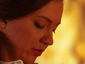 La magnifique rousse Maddy taquine et baise son patron sur son bureau,