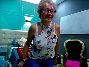Découvrez le charme irrésistible d'une séductrice intemporelle