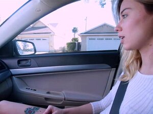 Haley Reed fait une pipe à son demi-frère dans la voiture. Le