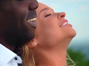 Regarde un mec noir enculer une blonde à gros seins maintenant ! -