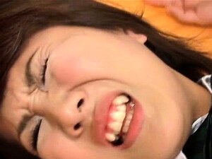 Une mignonne japonaise en chaleur baise et suce