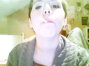 Brune aux cheveux courts fumant avec le nez exhale et pendante