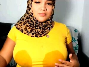 Camgirl plantureuse avec des tétons percés se masturbe
