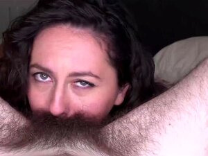 Belles Beautés Léchant Une Chatte Super Hirsute