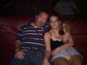 Une mignonne suce une bite au cinéma