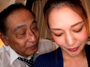 La milf japonaise Kaho Kasumi donne une pipe hardcore
