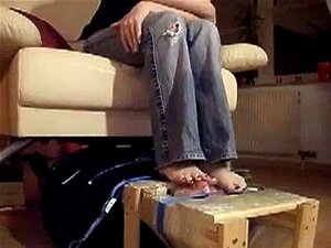 Une fille met ses pieds sur le visage de l'homme, fétichisme des