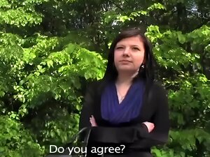 L'agent public Eva prend de l'argent pour une orgie dans la forêt