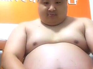 beau-père chinois bien en chair devant la cam