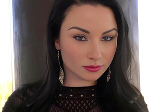 Ravenhaired babe chevauchant une grosse bite noire dans les deux
