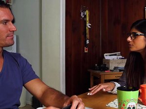Regardez Mia Khalifa dans un trio sale avec deux monstres noirs gros!