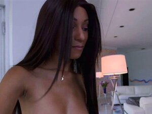 Regarde Nadia Nicole en leggings pendant qu'elle se fait percer.