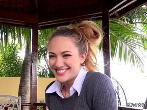 L'étudiante brune Samantha Hayes étudie près de l'eau quand un