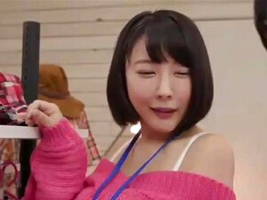 Regardez des vendeuses attentionnées maintenant ! - Vendeuse, Arisa