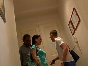 Femme trash baisée par un Noir devant son mari