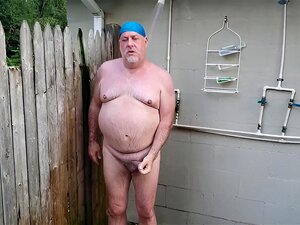 L'ours se fait pisser dessus par la BBC à l'extérieur en PUBLIC!