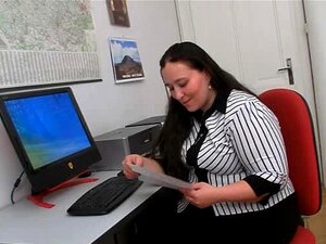 La graisse de bureau séduit un mec chaud