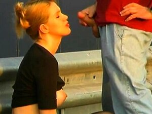Belle blonde aux seins parfaits reçoit une éjaculation faciale bien