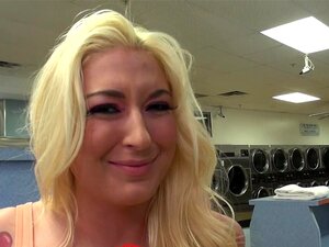 Terrain de jeu numérique - Une fille timide devant la caméra adore