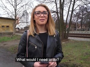 Agent Public - La mignonne brune aime montrer ses compétences salaces