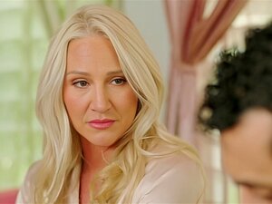 Maman de rêve MILFY Alexis suce la bite des étudiants à sec