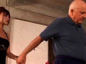 Le mari voit sa femme chaude se faire baiser par une grosse bite