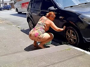 Nettoyage Des Voitures Publiques: Spectacle De Rue Sans Culotte