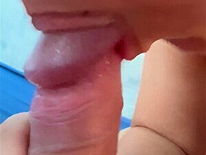 suce la tête de bite , gros plan ,fellation