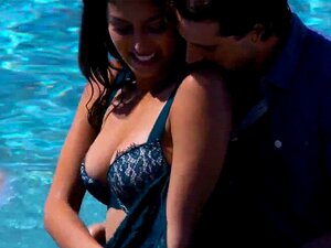 Une nana chaude chevauche la bite de son amant. La nana chaude