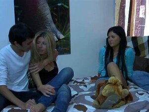 Érection forte pour un sexe torride. Le mec en bande et en profite