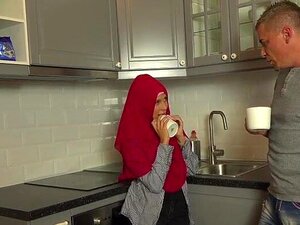 Une fille musulmane sexy écarte ses jambes pour de l'argent